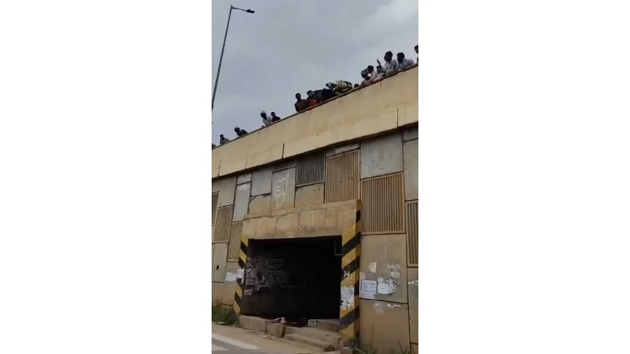 <div class="paragraphs"><p>Angry crowd throw two scooters off a flyover near Bengaluru</p></div>